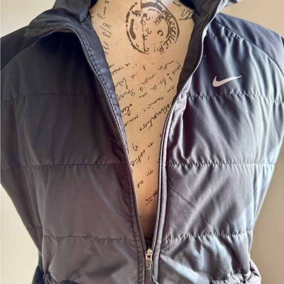 NWT♥️ Nike Thermal fit Women's Black Puffer Vest, MED - Picture 6 of 14